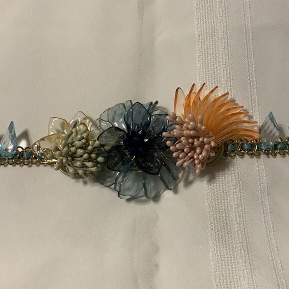 Plunder necklace with ribbon/chain intertwined and large detail flowers - Picture 2 of 9